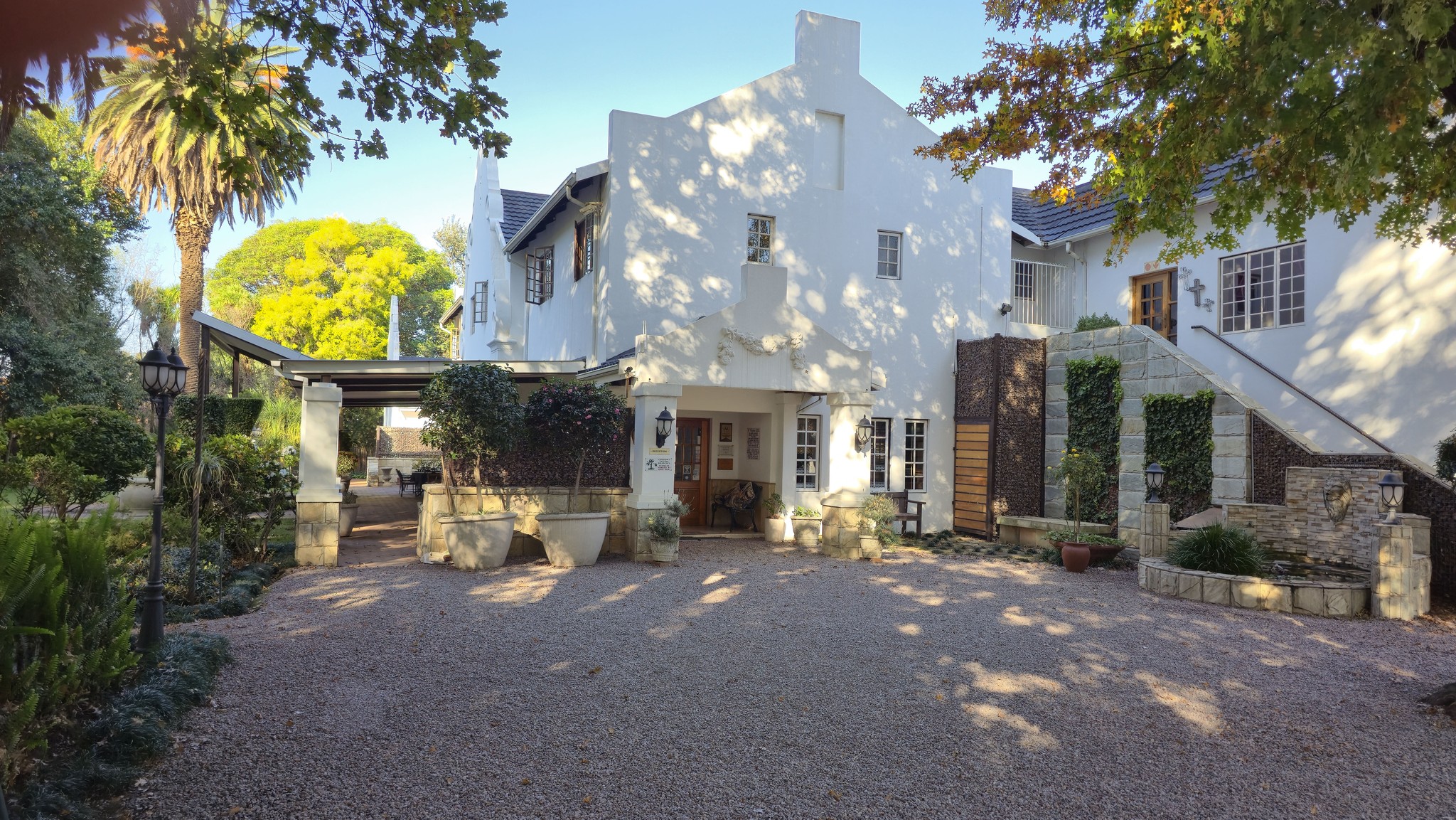 Le Chateau Guest House and Conference Centre